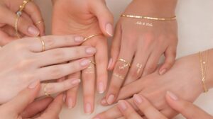 Des alliances aux bijoux du quotidien : le retour en force des gravures personnalisées