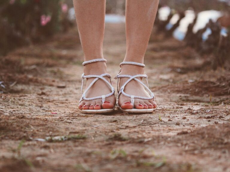 Cet été, faites le pas avec style : les sandales femme à l’honneur